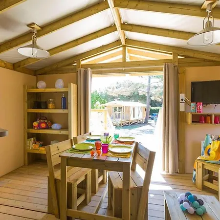 Sur Pilotis Avec Terrasse Et Cuisine Equipee - Api-1-52-1492 *