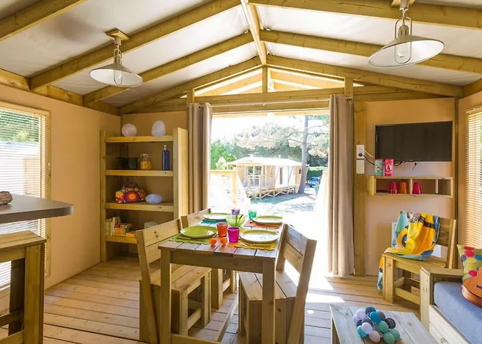 Sur Pilotis Avec Terrasse Et Cuisine Equipee - Api-1-52-1492 *